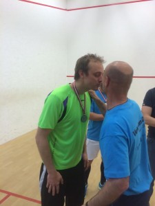 Danny Knudsen guld til Veteran DM herrer 35 og kys fra Thaysen 